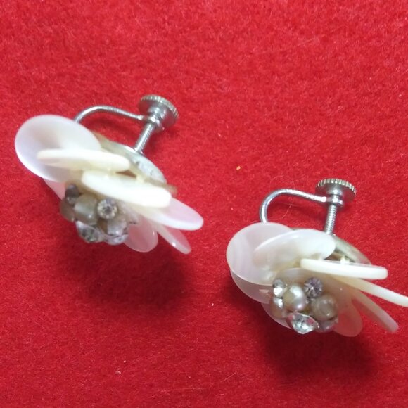 VTG Mother of Pearl CLUSTER Screw Back EARRINGS Flower Shaped  Japan  FLAWS - Picture 10 of 16